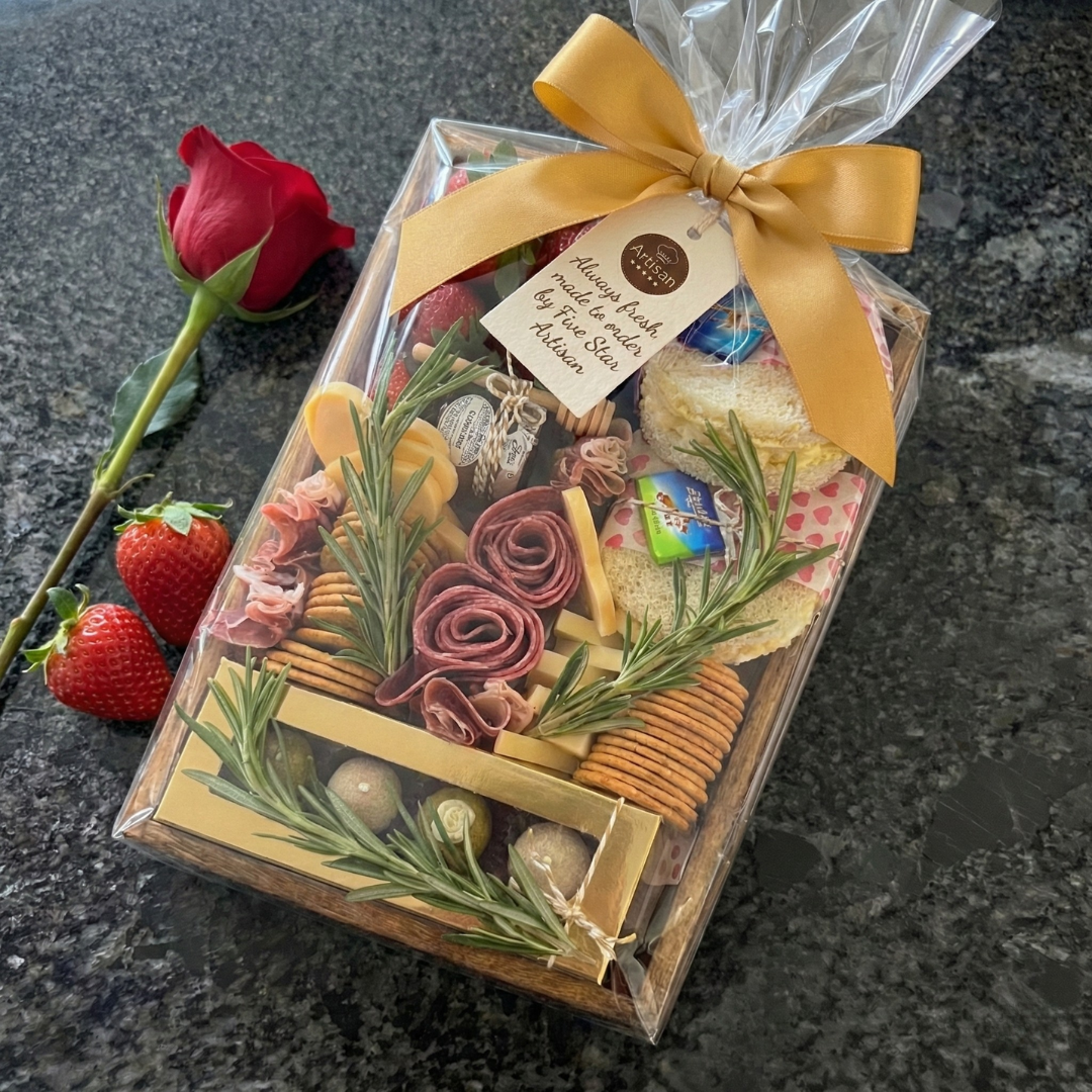 Tabla de Charcutería de San Valentín para Dos